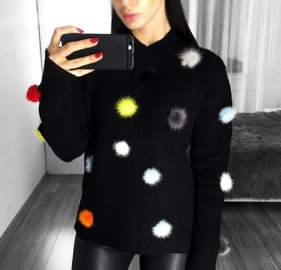 Актуално дамско пуловерче с меки шарени пухени топчета 