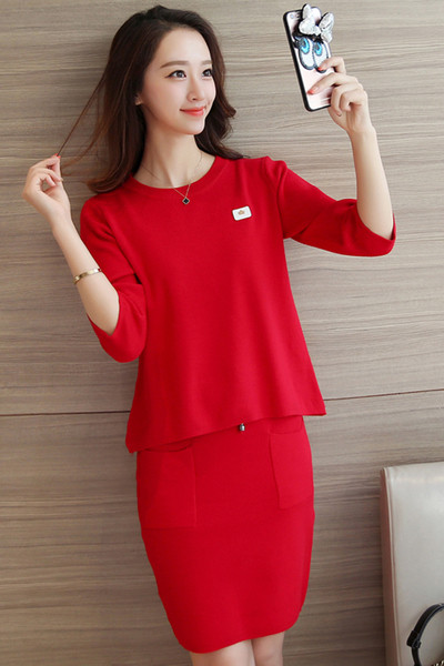 Κομψή, καθημερινή κυρίες φόρεμα σε μοβ, κόκκινο και μαύρο