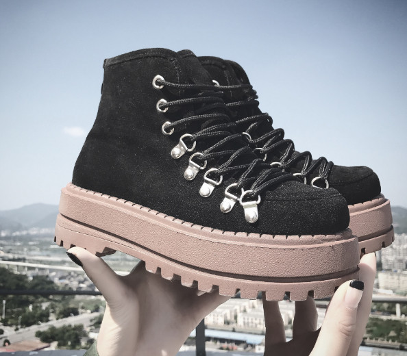 Ежеднвени дамски боти на висока гумена подметка в ретро стил