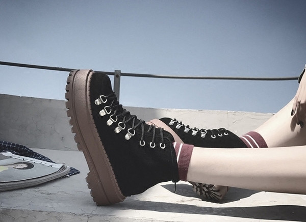 Ежеднвени дамски боти на висока гумена подметка в ретро стил