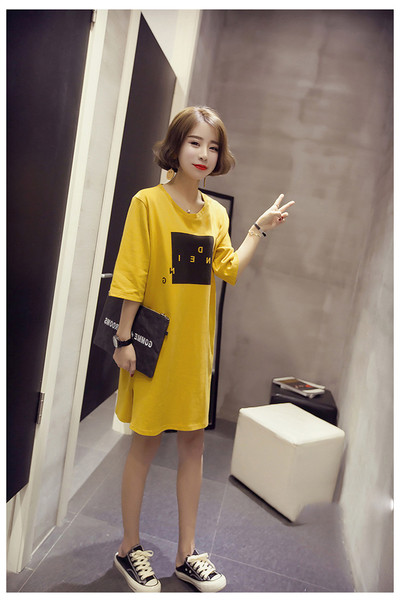 Ένα αθλητικό καθημερινό φόρεμα με εκτύπωση και λευκό και κίτρινο σημάδι