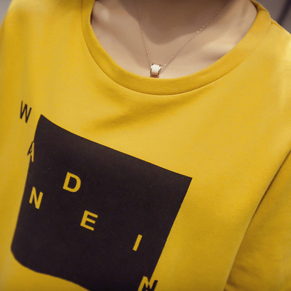 Ένα αθλητικό καθημερινό φόρεμα με εκτύπωση και λευκό και κίτρινο σημάδι