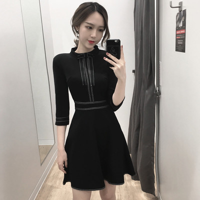 Κομψή κυρία φόρεμα με 3/4 μανίκια, ελαφρώς κομμένη σε μαύρο χρώμα