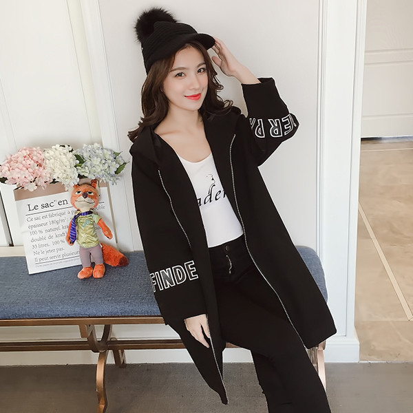 Αθλητικό γυναικείο μπουφάν με κουκούλα σε μαύρο και γκρι χρώμα