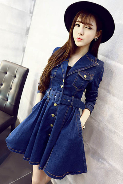 Γυναικείο τζιν φόρεμα, ελαφρώς κομμένο με κολάρο και ζώνη σχήματος V.