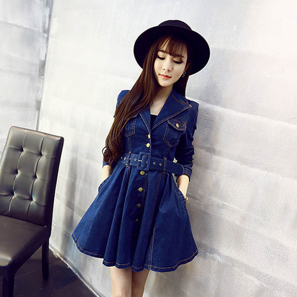 Γυναικείο τζιν φόρεμα, ελαφρώς κομμένο με κολάρο και ζώνη σχήματος V.