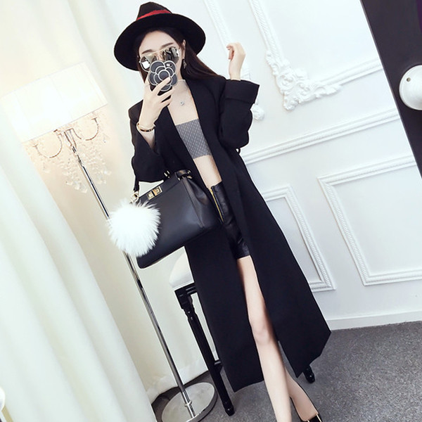 Κομψό μακρύ παλτό σε μαύρο, κόκκινο και λευκό