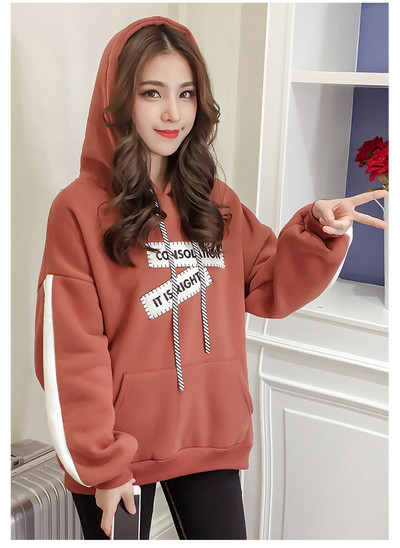 Φούτερ φθινόπωρο-χειμώνα με μια ενδιαφέρουσα εκτύπωση σε δύο χρώματα