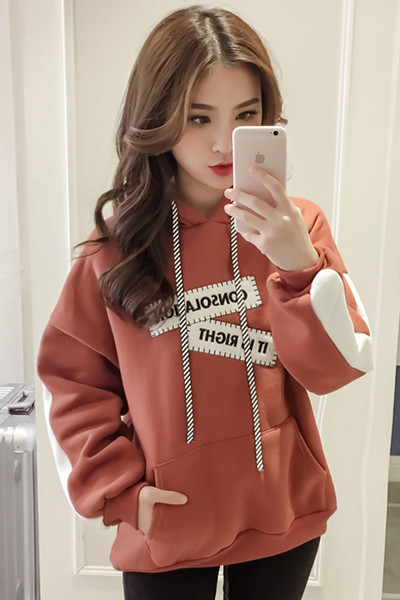 Φούτερ φθινόπωρο-χειμώνα με μια ενδιαφέρουσα εκτύπωση σε δύο χρώματα