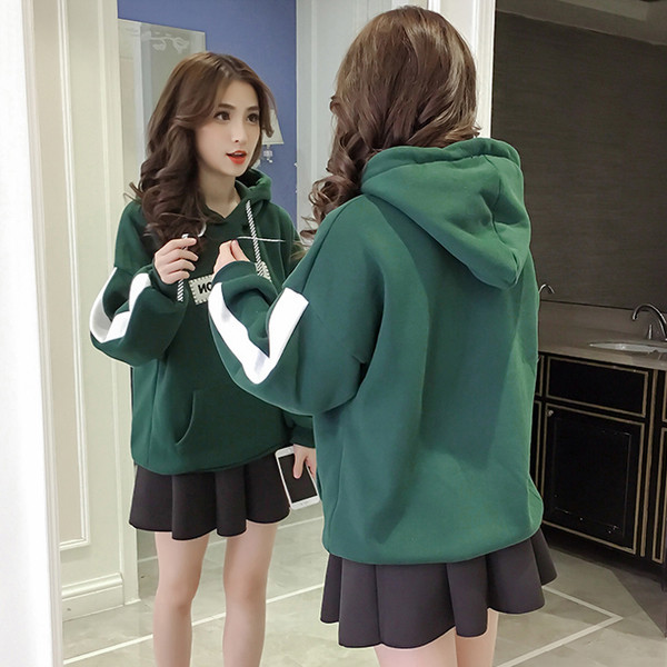 Φούτερ φθινόπωρο-χειμώνα με μια ενδιαφέρουσα εκτύπωση σε δύο χρώματα