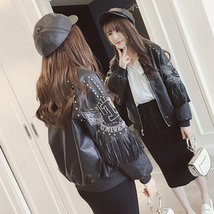 Κομψό γυναικείο μπουφάν με κουκούλες και κρόσσια σε μαύρο χρώμα