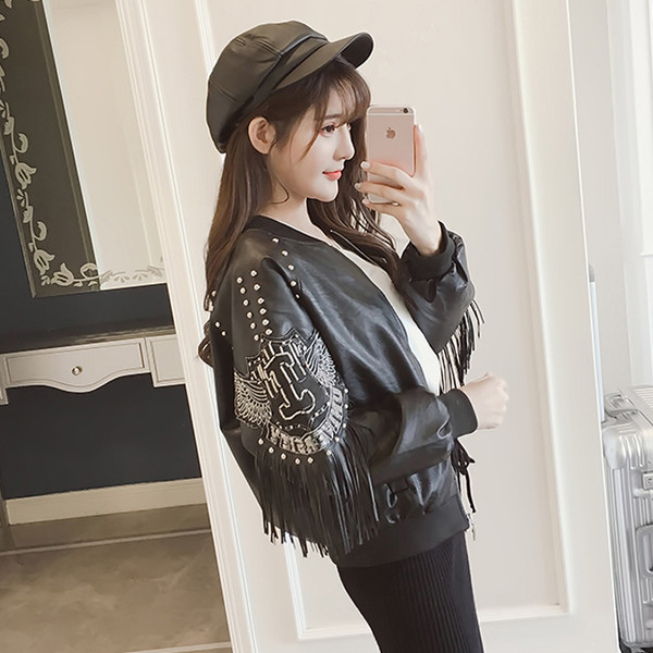 Κομψό γυναικείο μπουφάν με κουκούλες και κρόσσια σε μαύρο χρώμα