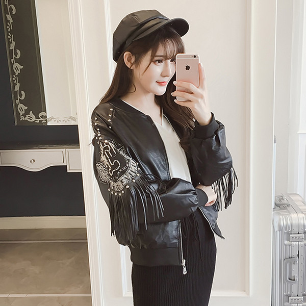 Κομψό γυναικείο μπουφάν με κουκούλες και κρόσσια σε μαύρο χρώμα