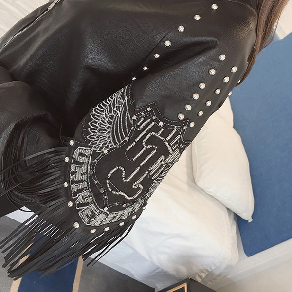 Κομψό γυναικείο μπουφάν με κουκούλες και κρόσσια σε μαύρο χρώμα