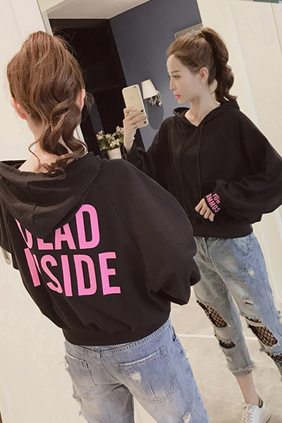 Καθημερινή μπλούζα με κουκούλα με ενδιαφέρουσα επιγραφή στην πλάτη και τα μανίκια