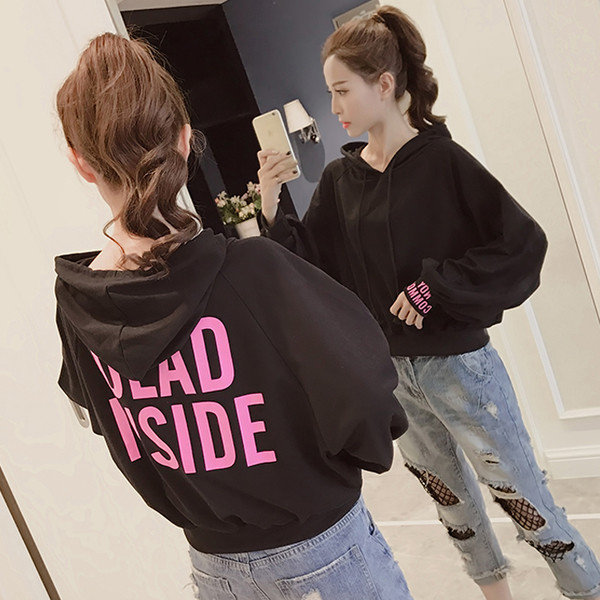 Καθημερινή μπλούζα με κουκούλα με ενδιαφέρουσα επιγραφή στην πλάτη και τα μανίκια