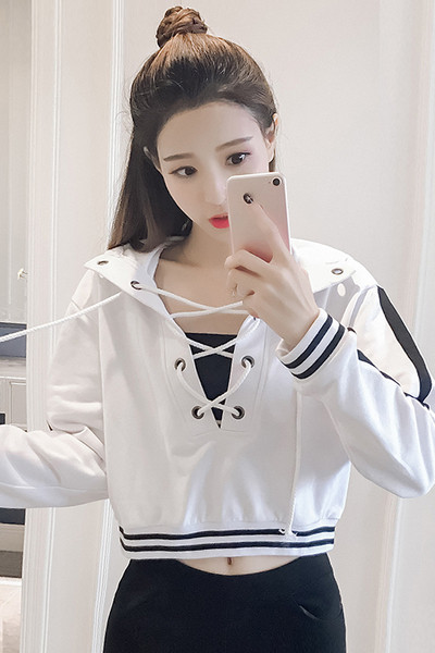 Γυναικεία αθλητική μπλούζα, σύντομο μοτίβο με κουκούλα και ενδιαφέροντες δύο χρωματισμούς