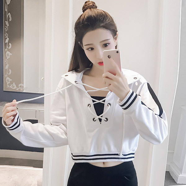 Γυναικεία αθλητική μπλούζα, σύντομο μοτίβο με κουκούλα και ενδιαφέροντες δύο χρωματισμούς