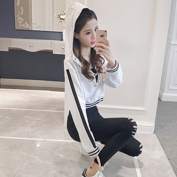 Γυναικεία αθλητική μπλούζα, σύντομο μοτίβο με κουκούλα και ενδιαφέροντες δύο χρωματισμούς