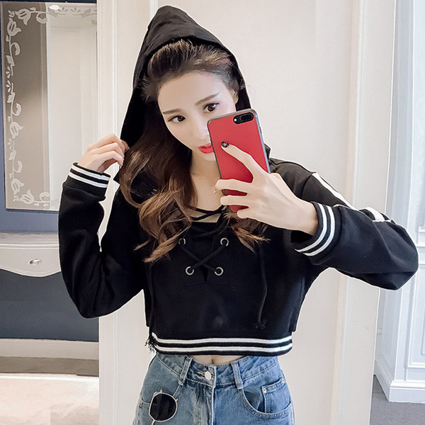 Γυναικεία αθλητική μπλούζα, σύντομο μοτίβο με κουκούλα και ενδιαφέροντες δύο χρωματισμούς