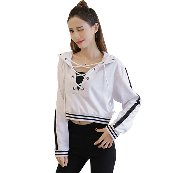 Γυναικεία αθλητική μπλούζα, σύντομο μοτίβο με κουκούλα και ενδιαφέροντες δύο χρωματισμούς