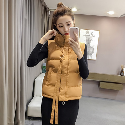 Ένα καθαρό μοντέλο για κυρίες, με μακρύ φερμουάρ σε τρία χρώματα