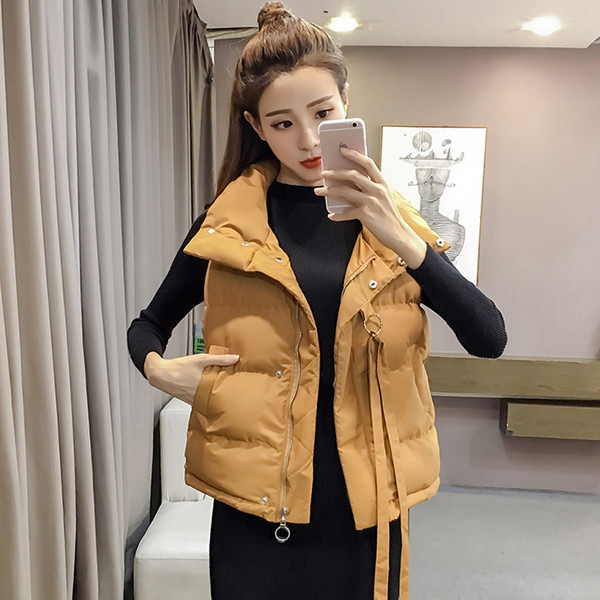 Ένα καθαρό μοντέλο για κυρίες, με μακρύ φερμουάρ σε τρία χρώματα