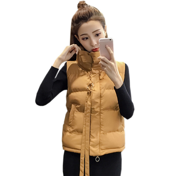 Ένα καθαρό μοντέλο για κυρίες, με μακρύ φερμουάρ σε τρία χρώματα