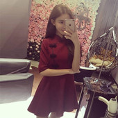 Καθημερινό φόρεμα κυρίες, ελαφρώς κομμένο σε μαύρο και μπορντό χρώμα