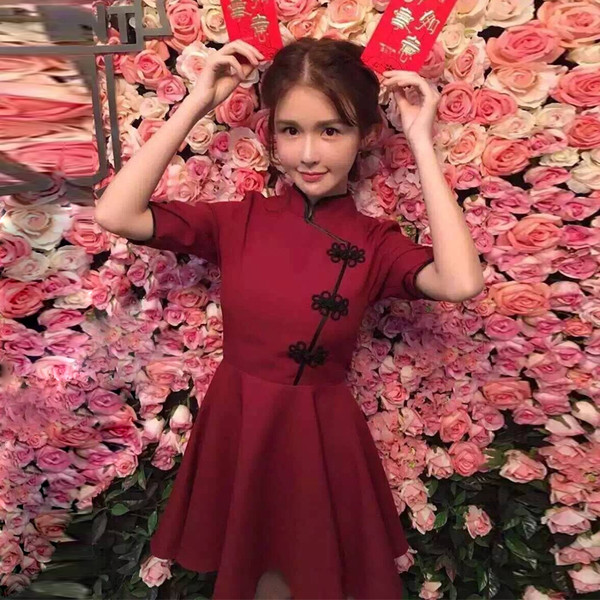 Καθημερινό φόρεμα κυρίες, ελαφρώς κομμένο σε μαύρο και μπορντό χρώμα