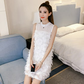 Ενδιαφέρουσες φόρεμα κυρίες σε freestyle σε μαύρο και άσπρο