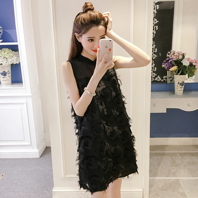 Ενδιαφέρουσες φόρεμα κυρίες σε freestyle σε μαύρο και άσπρο