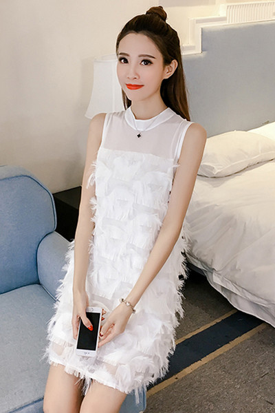 Ενδιαφέρουσες φόρεμα κυρίες σε freestyle σε μαύρο και άσπρο