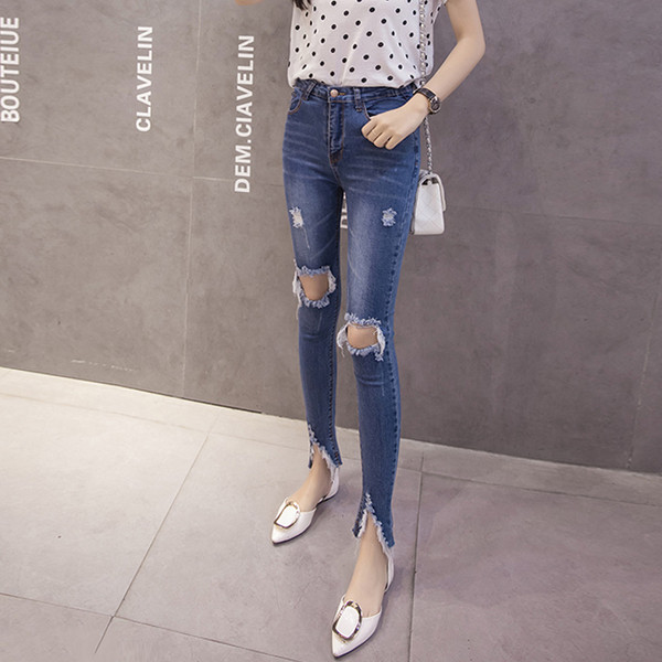 Πολύ ενημερωμένα τζιν κυρίες σε μπαλώματα σε μαύρο και μπλε χρώμα