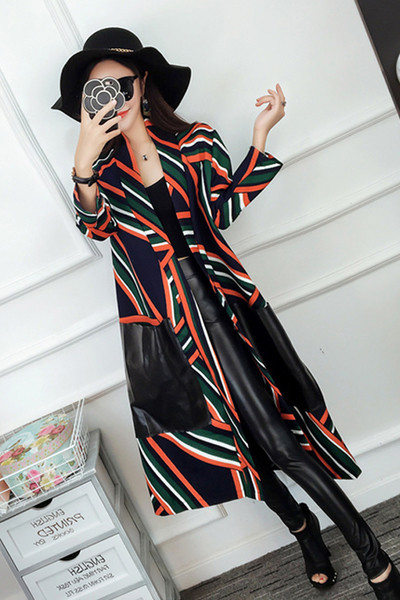 Κομψή μακρύ παλτό με μεγάλες τσέπες και περίτεχνα στολίδια