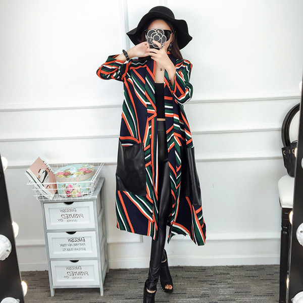 Κομψή μακρύ παλτό με μεγάλες τσέπες και περίτεχνα στολίδια