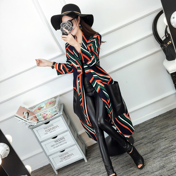 Κομψή μακρύ παλτό με μεγάλες τσέπες και περίτεχνα στολίδια