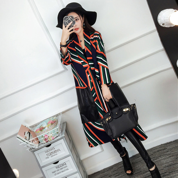 Κομψή μακρύ παλτό με μεγάλες τσέπες και περίτεχνα στολίδια