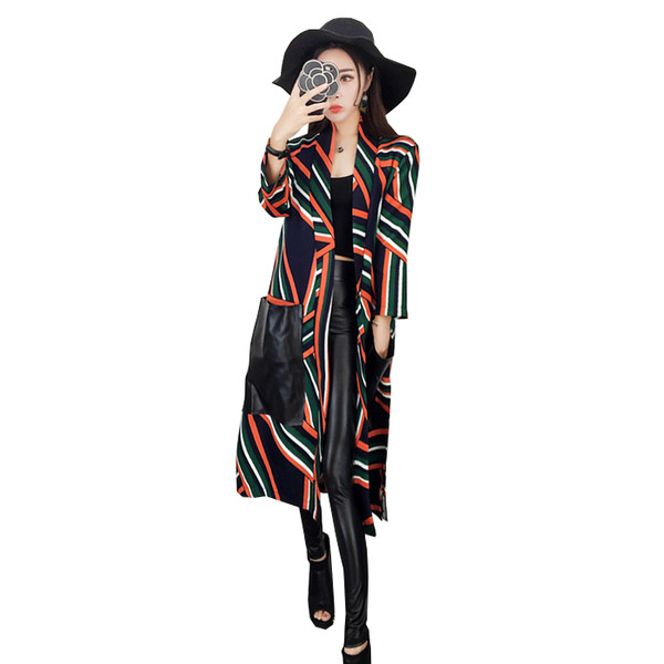 Κομψή μακρύ παλτό με μεγάλες τσέπες και περίτεχνα στολίδια