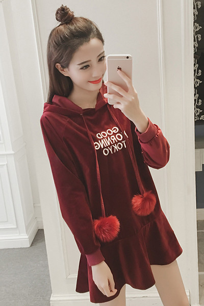 Καθημερινό φόρεμα κυρίες με κουκούλα και γραβάτες με χνουδωτές χάντρες και δίχρωμη επιγραφή