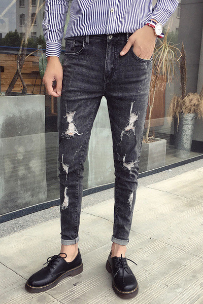 Κομψά τζιν ανδρικά με μπάλες σε σκούρο χρώμα