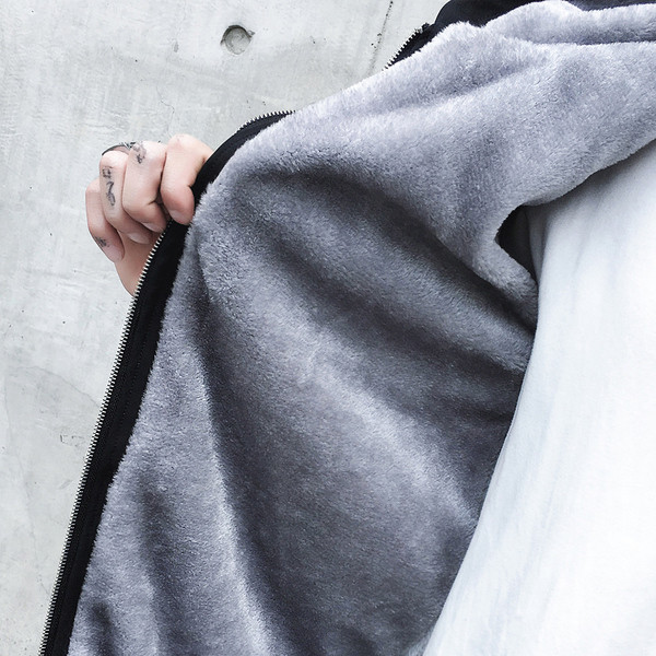 Μακρύ μάλλινο σακάκι μακρύ ανδρικό με κουκούλα και μαύρο γράψιμο στο πίσω μέρος