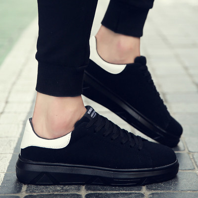 Αθλητικά παπούτσια σε τρία χρώματα