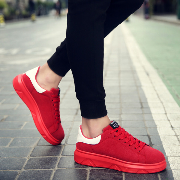 Αθλητικά παπούτσια σε τρία χρώματα