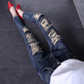 Νέα μοντέρνα γυναικεία τζιν με μπάλες σε σκούρο χρώμα