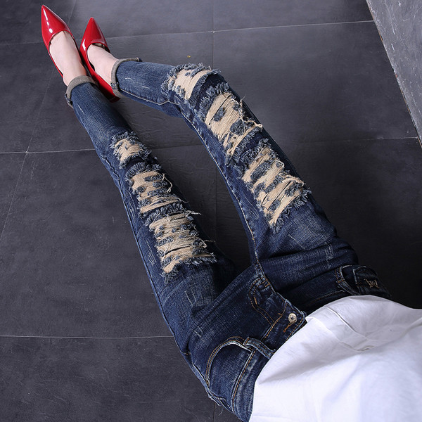 Νέα μοντέρνα γυναικεία τζιν με μπάλες σε σκούρο χρώμα