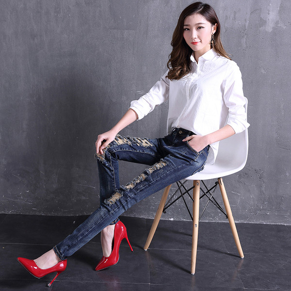 Νέα μοντέρνα γυναικεία τζιν με μπάλες σε σκούρο χρώμα