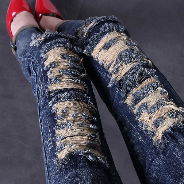 Νέα μοντέρνα γυναικεία τζιν με μπάλες σε σκούρο χρώμα