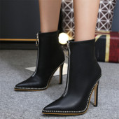 Υψηλής ποιότητας δερμάτινα ψηλά τακούνια και λαμπερά μαργαριτάρια