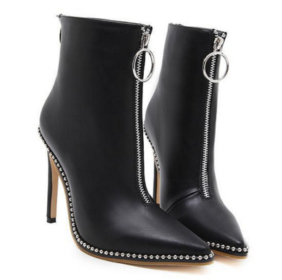 Υψηλής ποιότητας δερμάτινα ψηλά τακούνια και λαμπερά μαργαριτάρια